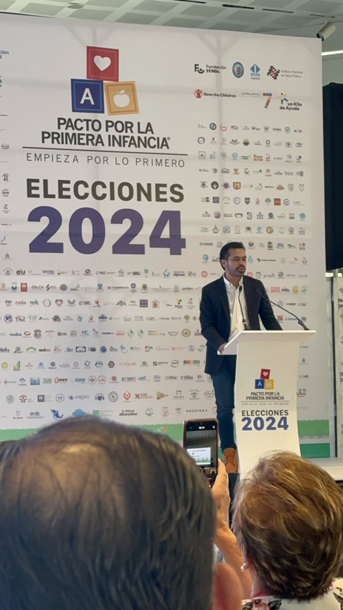 El día de hoy, lxs tres candidatxs a la Presidencia de la República @Claudiashein, @XochitlGalvez y @AlvarezMaynez firmaron el @Pacto1aInfancia, que compromete a incluir en su plan de gobierno los derechos de niñas y niños para erradicar la pobreza, malnutrición entre otros.