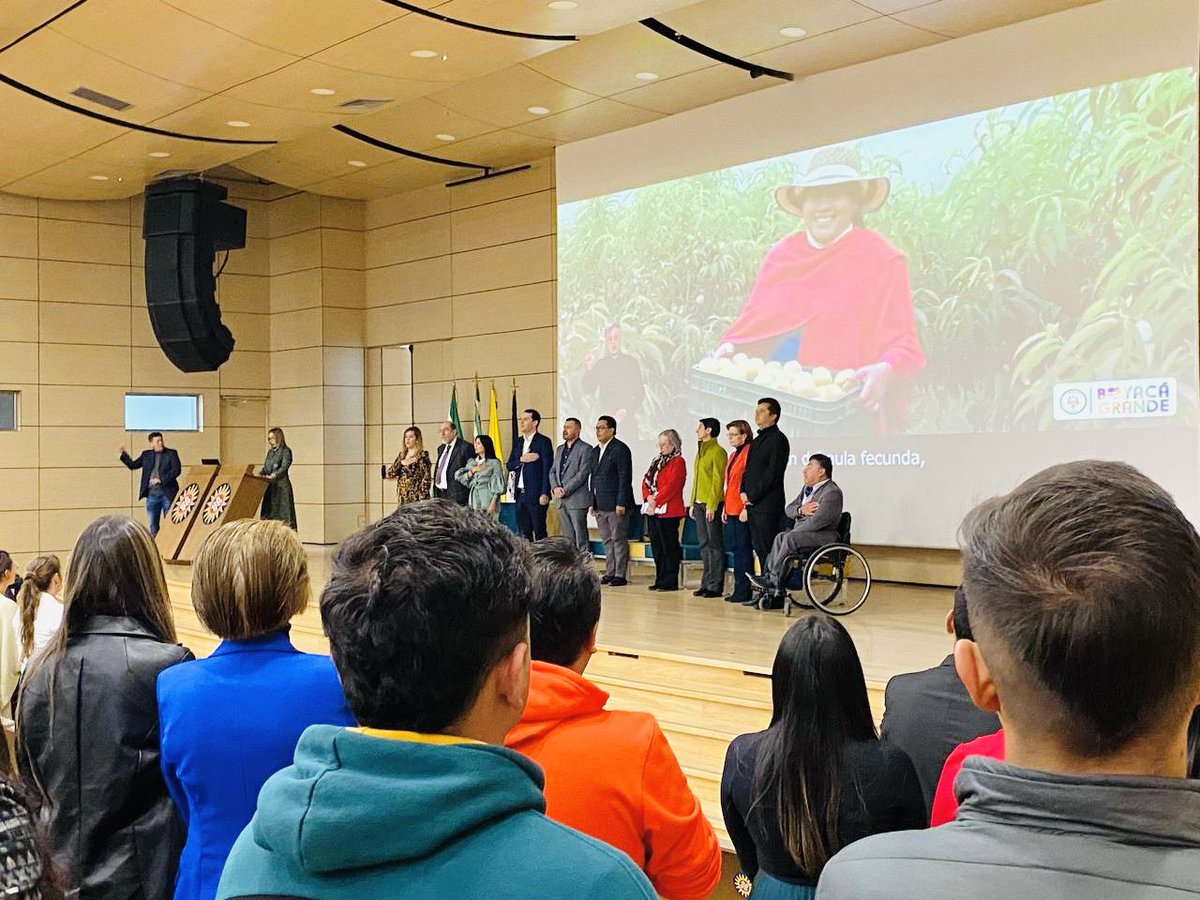 #AEstaHora en #Tunja, nos encontramos reunidos en el auditorio mayor Eduardo Santo Domingo de la Universidad Santo Tomás para participar en el 3° Seminario Regional y 1° Nacional sobre la ley 1996 de 2019, valorización y adjudicación de apoyos a las personas con discapacidad,