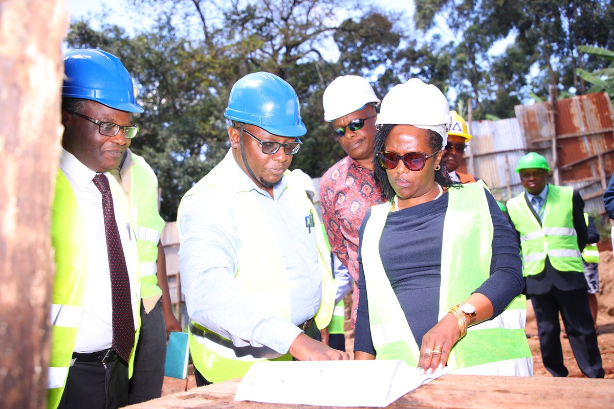 The Chief Registrar of the Judiciary, Hon. Winfridah Mokaya, was in Meru today for an inspection tour of the ongoing construction of Meru High Court building. The Hon. CRJ, accompanied by the Meru High Court Presiding Judge Edward Muriithi, held a site meeting with a technical…