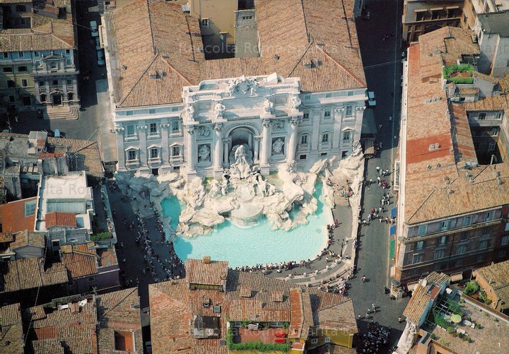De vez en cuando os recuerdo qué es exactamente lo que hay adosado en la espectacular fachada sur del Palazzo Poli de Roma... 📷 Roma Sparita