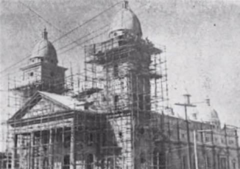 En 1921 se realizaron amplias reformas a la Basilica de La Chiquinquirá en Maracaibo. Los orígenes de este templo se remontan a una ermita en 1686. Para las reformas de 1921 se utilizaron como base los planos elaborados por el ingeniero zuliano Pedro José Rojas.