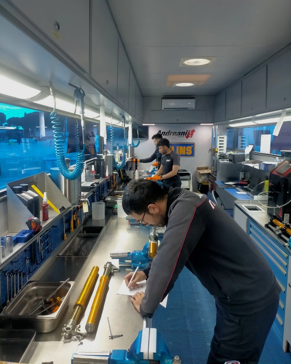 andreanimhs's tweet image. 🏍️💨 ¡Éxito y adrenalina! En Misano, arrancamos fuerte el JuniorGP bajo la lluvia🌧️ En Albaida, Thomas Chareyre de SGR conquistó el primer lugar en el Gran Premio de España, del Mundial de Supermoto 2024. ¡Orgulloso del equipo! 🥇🎉
 #JuniorGP #Supermoto #andreanimhs #ohlins