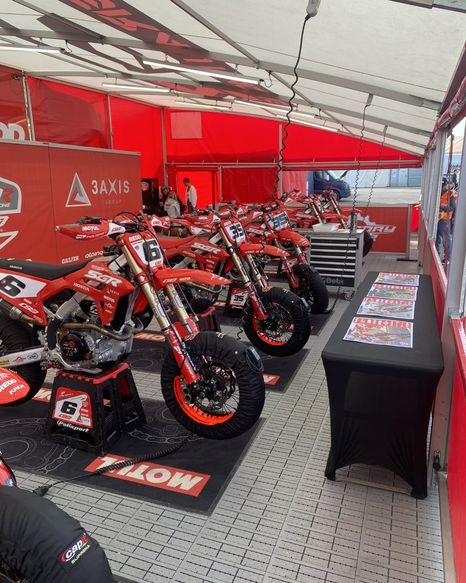 andreanimhs's tweet image. 🏍️💨 ¡Éxito y adrenalina! En Misano, arrancamos fuerte el JuniorGP bajo la lluvia🌧️ En Albaida, Thomas Chareyre de SGR conquistó el primer lugar en el Gran Premio de España, del Mundial de Supermoto 2024. ¡Orgulloso del equipo! 🥇🎉
 #JuniorGP #Supermoto #andreanimhs #ohlins