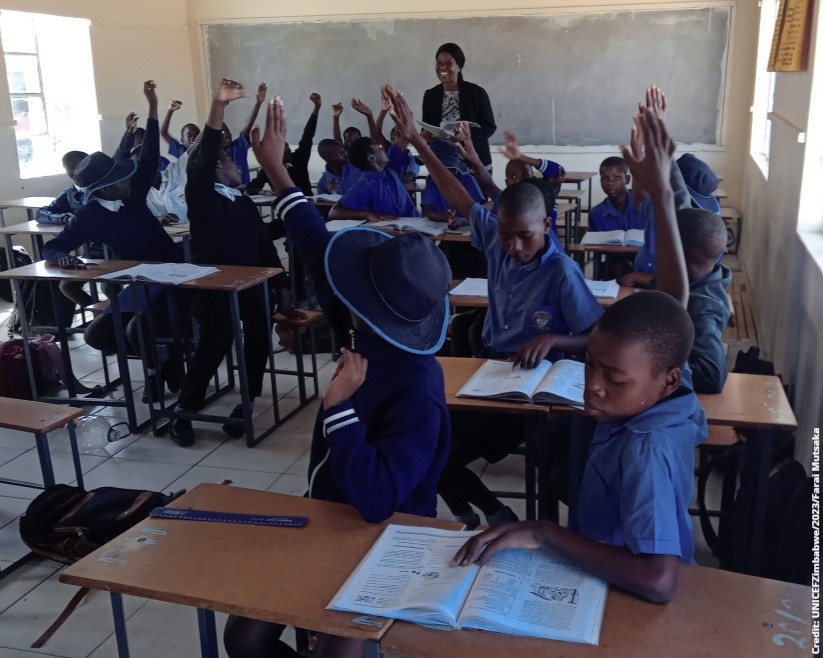 More textbooks, more love for learning 💙 Ahead of #WorldBookDay, have a look at how GPE and @UNICEFZIMBABWE helped distribute over 17 million textbooks to over 6,000 schools in the country. Students who had to fight over textbooks in the past, developed a new love for school.