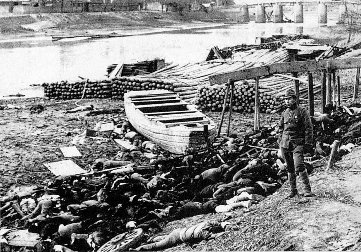 La matanza de Nankín, la capital china en 1937, es uno de los peores símbolos del fascismo. Durante cinco semanas el ejército imperial japonés se transformó en una turba armada que quemó la ciudad, violó a las mujeres en masa y asesinó a 300.000 personas. mpr21.info/la-mayor-matan…