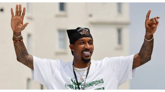 Bucks fans, want to score two tickets to tomorrow's game, pre-game access, and meet the legend behind 'Bucks in 6', Brandon Jennings?! Bid now -- e.givesmart.com/events/CB9/i/_… 100% of proceeds to benefit the Milwaukee Bucks Foundation!