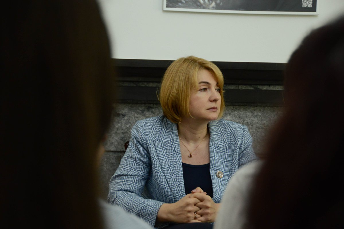 UKRinPRT's tweet photo. Maryna Mykhailenkorealizou um encontro com estudantes da Associação ELSA. Ela partilhou com eles a sua experiência profissional e discutiu a importância da diplomacia, da igualdade de género, e o trabalho da embaixada para fortalecer as relações bilaterais entre entre a 🇺🇦 e 🇵🇹 https://t.co/dzzUZpVZok