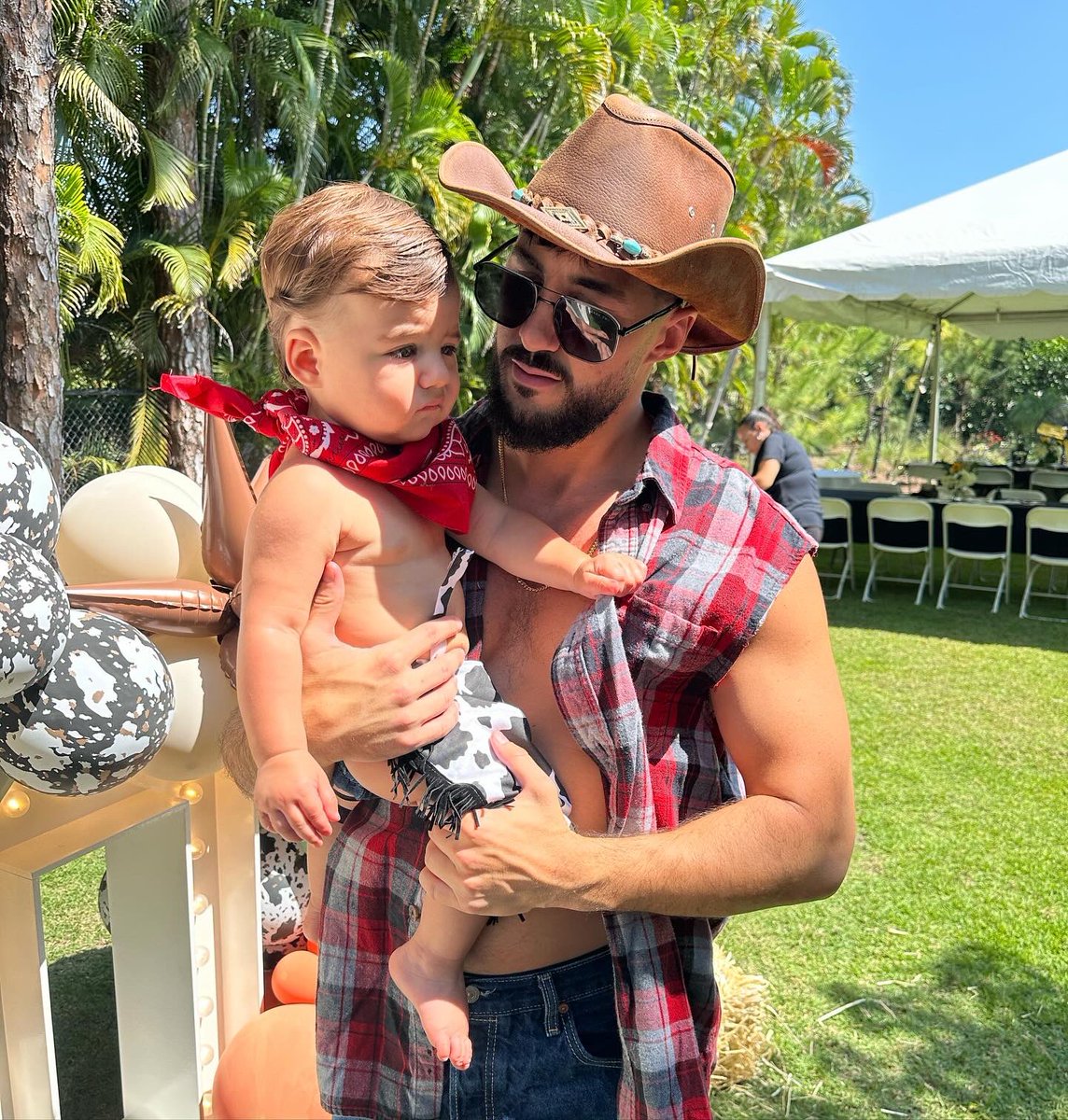 NICKMERCS's tweet photo. Had the entire fam in town celebrating my lil mans bday! Feels good 🙌🏼

Haven’t been live much lately, that’s on me! Life got busy with the Vegas trip &amp; this. We’ll get back on the schedule soon 💯 

Heading down south on Wed for 10+hr gambling streams! Excited 🤠 P&amp;L https://t.co/G8svr5cfCh