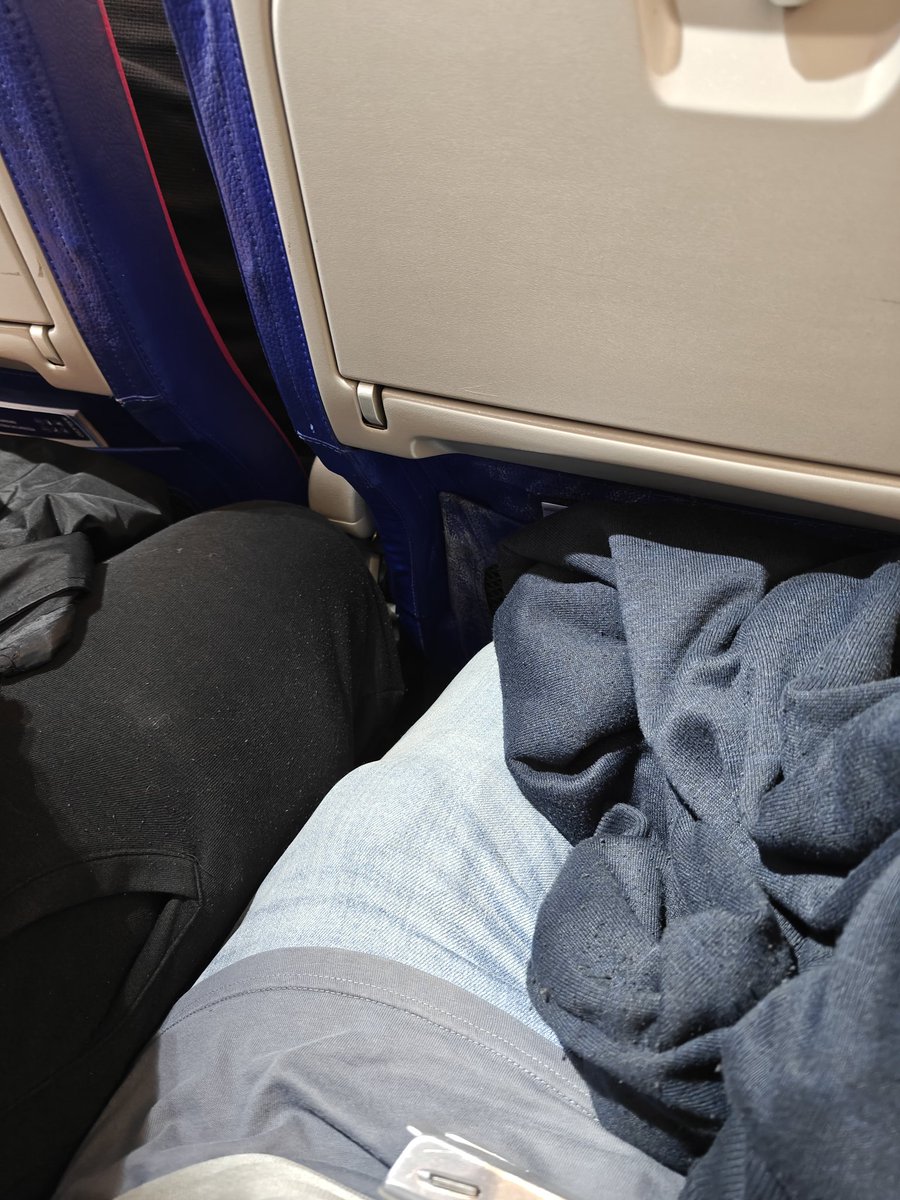 robert607's tweet photo. @wizzair hardly fair when you pay for a seat and only get 2 thirds of it! 
Gdańsk to Luton. https://t.co/Z2p4QI8Zbi