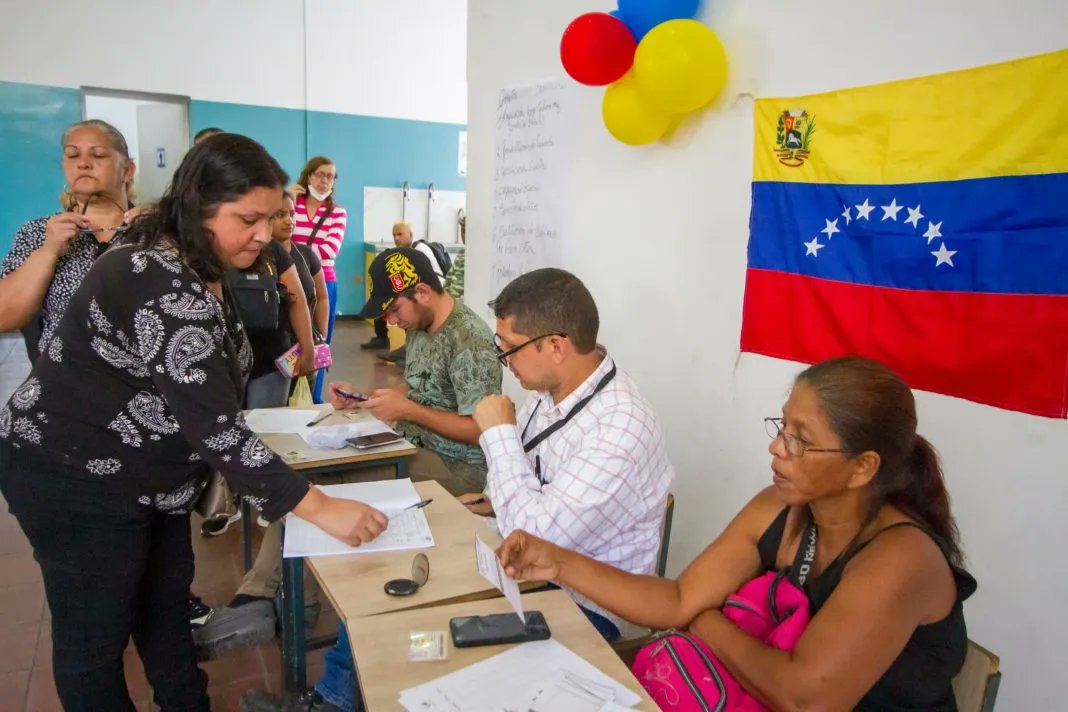 La vocera de la Comisión Electoral, Carolina Arellano, informó este domingo, que fueron aprobados los 4 mil 500 proyectos de los circuitos electorales a nivel nacional, y a partir de este lunes comienza una nueva etapa del proceso. #prelemi #sergetti #luzzers #BloqueaElBloqueo