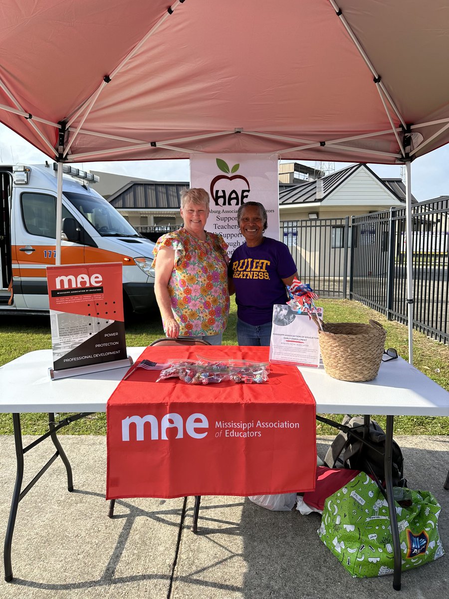 MSEducators's tweet photo. Special thanks to the Hattiesburg Association of Educators and Board Member Sherod Reed for coordinating the First Responders Day event and for their continuous support of teachers and staff at Hattiesburg High School. #SupportOurEducators #MAEToday @NEAToday https://t.co/yirXuKZiN6