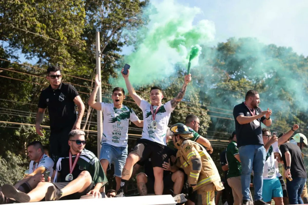 NicoDeLeonOrue's tweet photo. #𝐓𝐨𝐫𝐧𝐞𝐨𝐍𝐚𝐜𝐢𝐨𝐧𝐚𝐥𝟐𝟎𝟐𝟒 🇵🇾

Presenta @kyriospy 

Hoy en Ciudad del Este se declaró asueto distrital por el Campeonato Nacional obtenido por Paranaense.

Una multitud de hinchas recibieron a la Selección que llegó desde Coronel Oviedo con el trofeo https://t.co/YI7LL8l20G