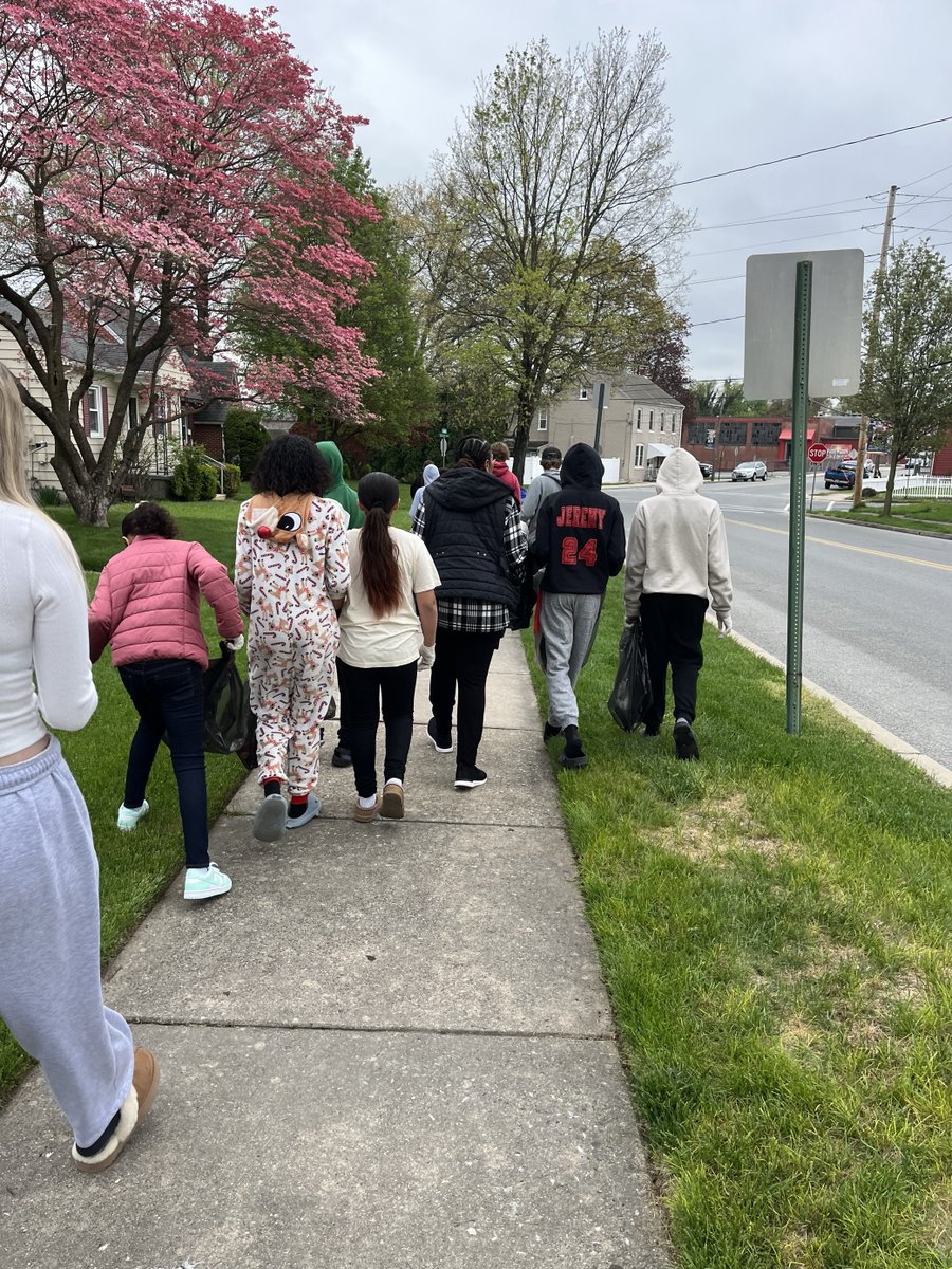 Our High School Bigs and their Littles from @CBSDCrimsonTide met up for an #EarthDay Clean up. They had a great time working together to beautify their #community. Thank you to our caring, loving youth for taking the time to better our world!

#BiggerTogether #makingadifference