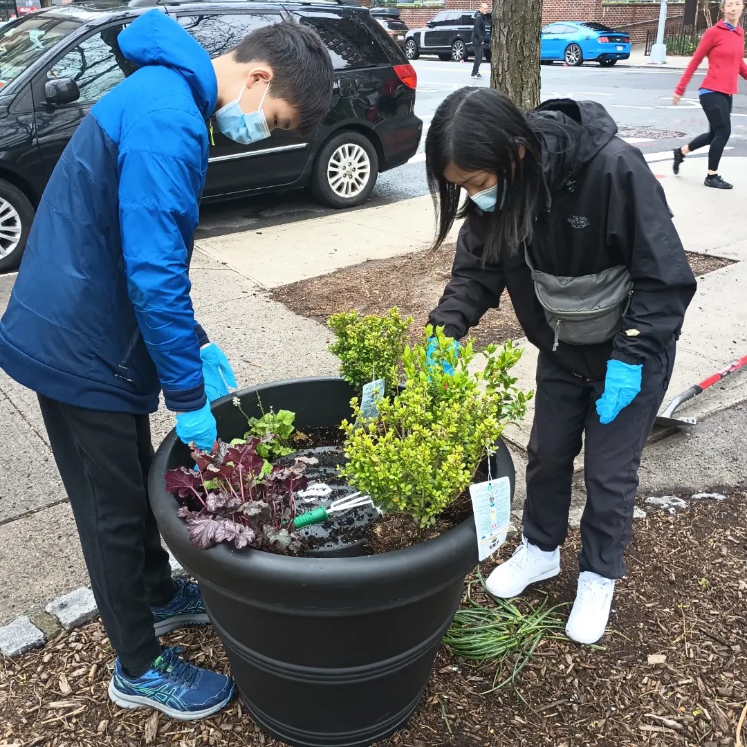 Happy Earth Day! This weekend, our Community Relations Director Fannie hosted an event with Friends of Montgomery Triangle Park to replant potters at their park🪴 We are always impressed by our community’s dedication to preserving its local parks & green spaces!