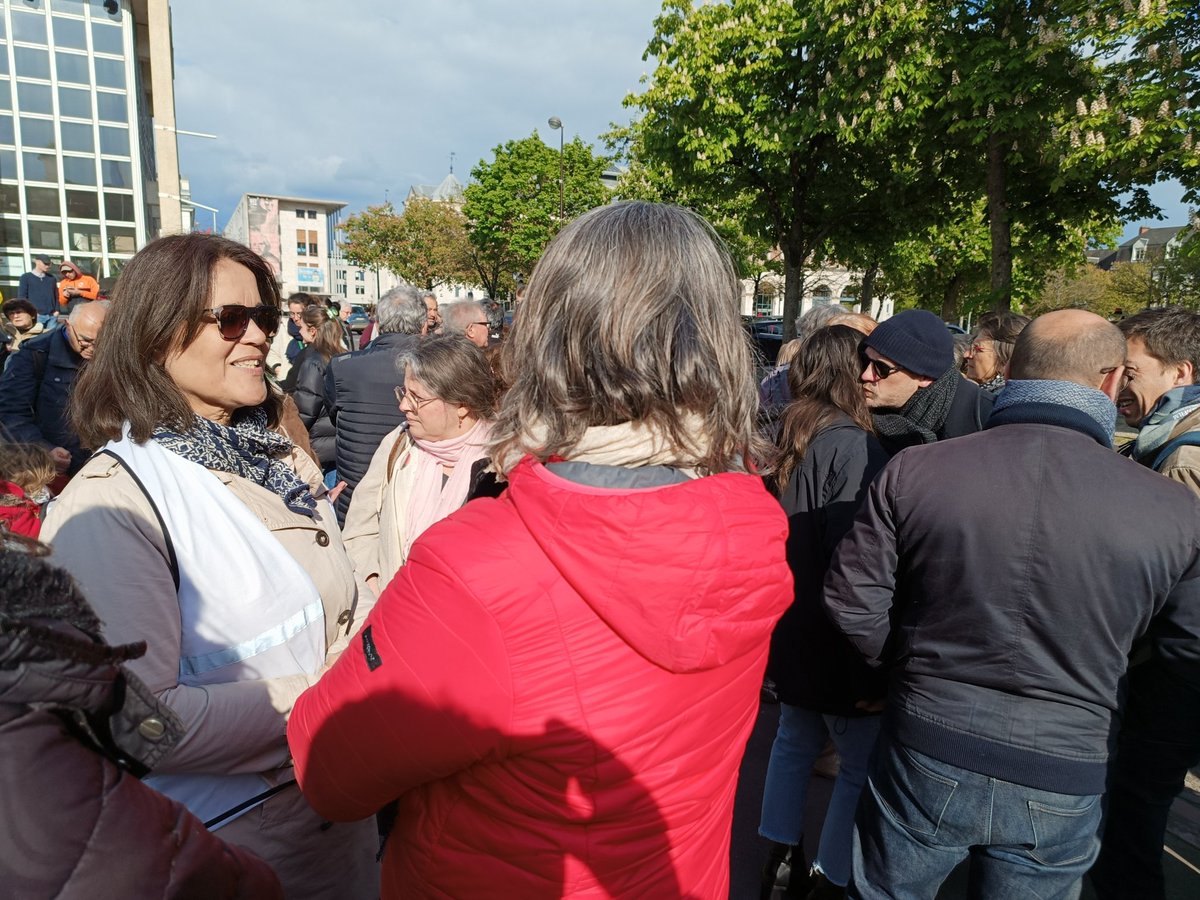 Aux côtés du collectif 'Pas d'enfants à la rue à Blois' pour mobiliser en faveur des familles menacées d'expulsion. Le @departement41 a suspendu ses aides en se réfugiant derrière une lecture restrictive de la loi. Ne laissons pas faire !