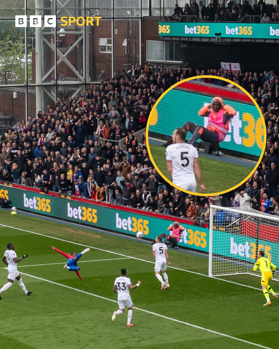 The ball boy was all of us after watching Eberechi Eze's spectacular acrobatic goal for Palace against West Ham at the weekend 😲👏 #BBCFootball #PL