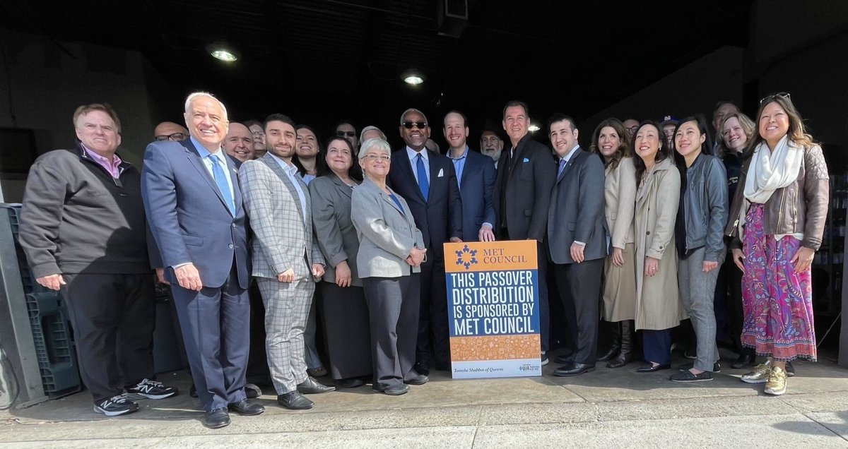 The @MetCouncil and Tomchei Shabbos of Queens recently partnered to distribute boxes of food to families in need, ensuring they can celebrate Passover with dignity and joy. As #Passover begins this evening, I'd like to wish everyone Chag Pesach Sameach! #HappyPassover!