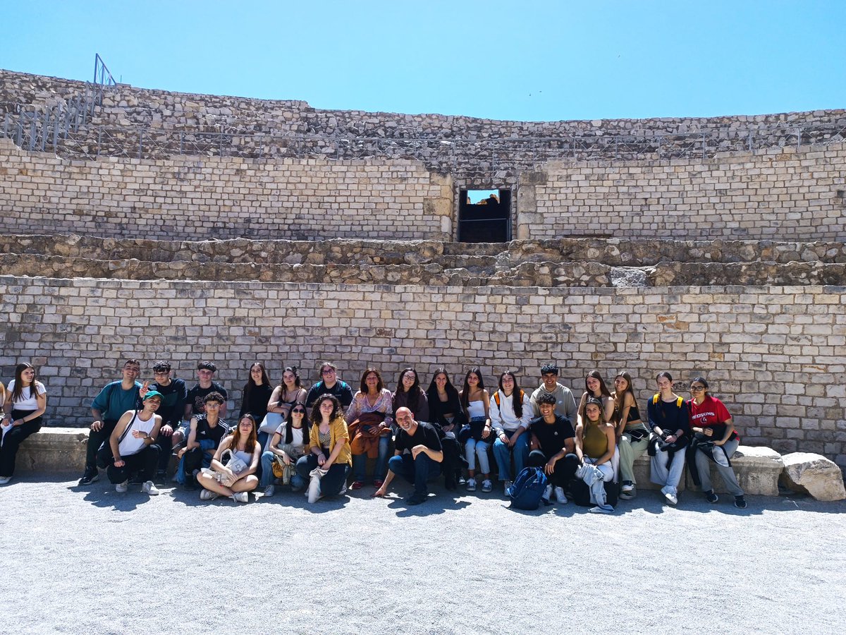 InsDali's tweet photo. des d'on van gaudir d'unes magnífiques vistes de la ciutat, i, a continuació, van entrar a l'amfiteatre on van descobrir els diferents espectacles que els romans feien en aquest edifici tan característic. Van gaudir d'un dia fantàstic! https://t.co/unxkoL7X8h