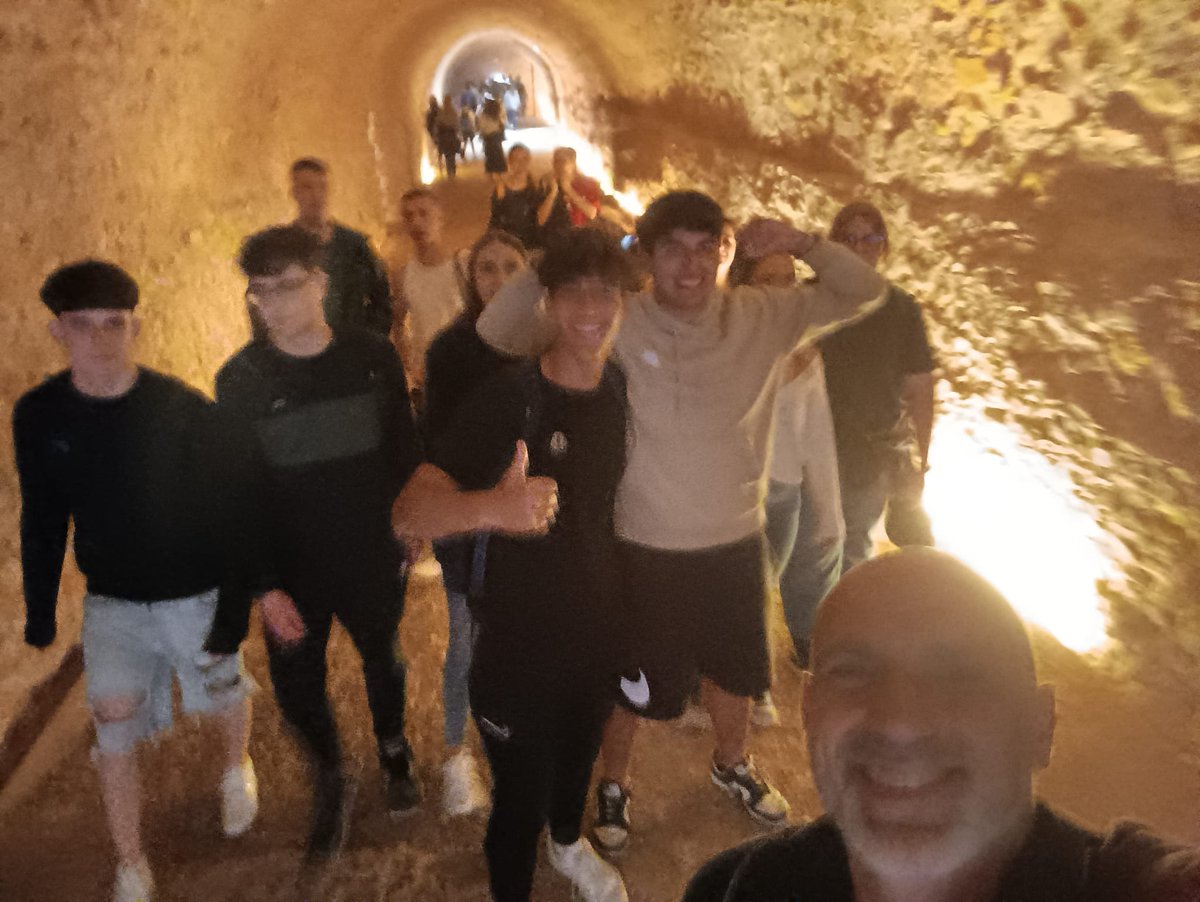 InsDali's tweet photo. des d'on van gaudir d'unes magnífiques vistes de la ciutat, i, a continuació, van entrar a l'amfiteatre on van descobrir els diferents espectacles que els romans feien en aquest edifici tan característic. Van gaudir d'un dia fantàstic! https://t.co/unxkoL7X8h