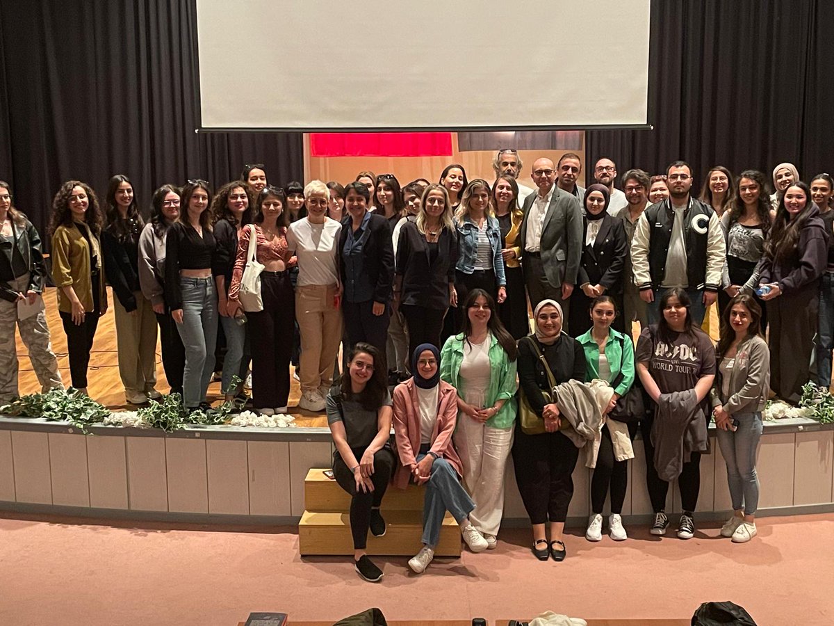 Sosyoloji Seminerleri kapsamında  bugün, Galatasaray Üniversitesi Sosyoloji Bölümü öğretim üyesi Prof.Dr. Ali Ergur tarafından "Olağanüstü Koşullarda Sosyolojik Yapmak: Küresel Salgında Araştırma" başlıklı sunum gerçekleştirilmiştir.