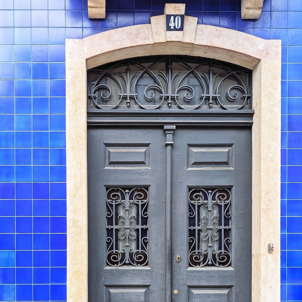 Loving those bright blue tiles. Spotted this doortrait in #Lisbon Portugal. instagr.am/p/C6ElZvcSv12/