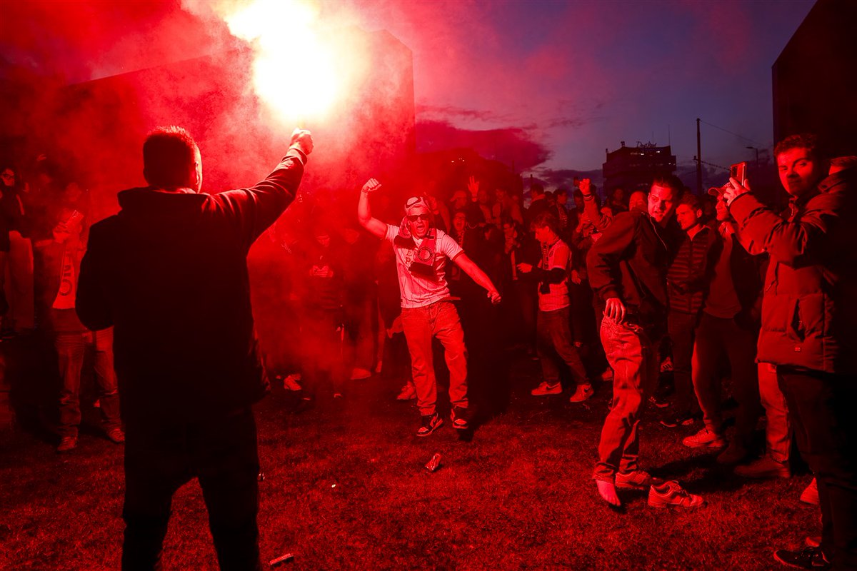 Zo zijn voetbalsupporters met vuurwerk de beveiliging in het stadion te slim af rtl.nl/nieuws/editien…