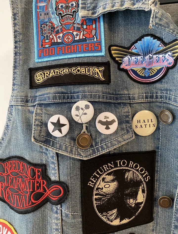 A Hell Badger badge gracing yet another awesome battle jacket; this Mark Lanegan 'Still life with roses' setting it off nicely 😎🌹Hell Badger customers are the coolest customers 😎 #CoolUniqueBadgesForCoolUniquePeople #battlejacket #marklanegan