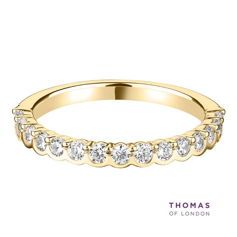 This asymmetrical diamond set wedding ring is claw set on one side of the band with a decorative scalloped edge on the other.

thomasoflondon.com/2-3mm-demi-flu…

#18ctyellowgold #weddingring #diamondring #jewellery #thomasoflondon