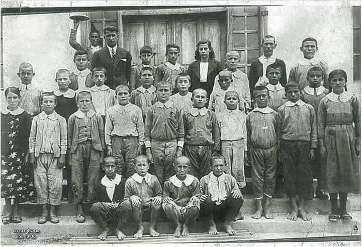 #23Nisan2024 Yarın 23 Nisan..1930 Anadolu’da bir ilkokul. Ayaklara dikkat. Bu vatan böyle kuruldu. Çocuklarınıza torunlarımıza gösterin..