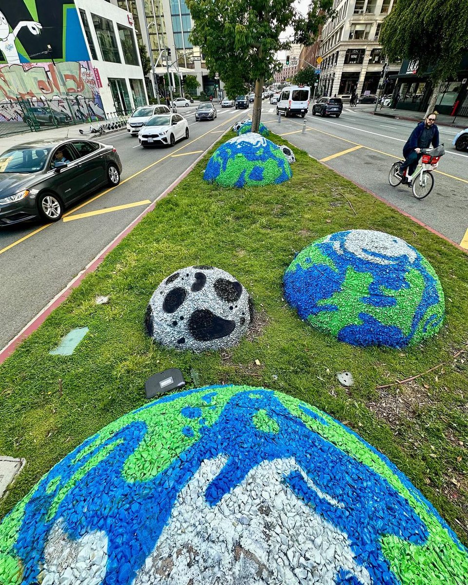 Enjoy a FREE RIDE to see our latest median transformation with local artist S.c. Mero at the 9th & Main Median in the @LAFashionDist  🚍🚉🚲🌎

#EarthDay2024 

Free Rides courtesy of @metrolosangeles  

#DTLA #PublicArt #Art #LAFashionDistrict