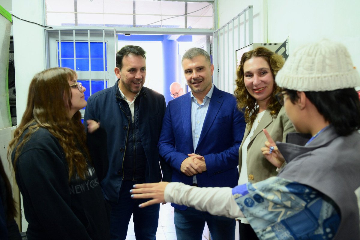 Junto a <a href="/alfredocornejo/">Alfredo Cornejo</a> y <a href="/TadeoGZ/">Tadeo Garcia Zalazar</a> inauguramos hoy la puesta en marcha de 30 paneles solares en la Escuela Pérez Erizalde. Este hecho se da en el marco de nuestro Plan Estratégico de Energías Limpias, que tiene como objetivo reducir las emisiones de GEI en nuestro departamento.