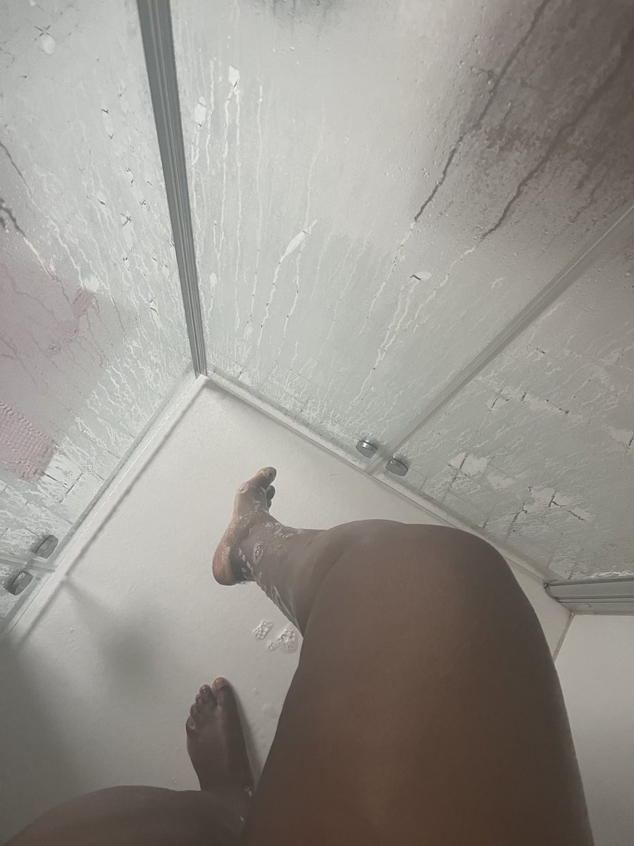 Ebonyqueeni's tweet photo. @Afrotastical und ich fliegen in 1er Woche in den Urlaub und du wirst unsere Pediküre übernehmen!!!

#findom #findomdrains https://t.co/FnvZzot01x