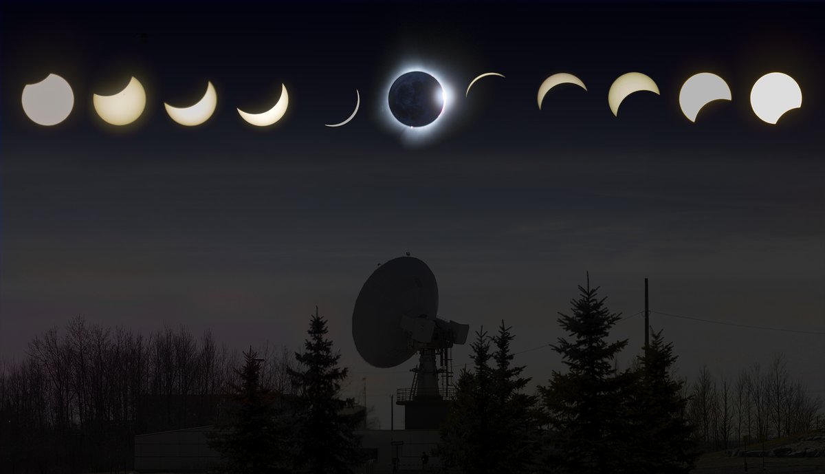 Il y a 2 semaines, nous avons eu droit à toute une chorégraphie céleste! La prochaine éclipse solaire totale au Canada sera en 2044, dans l’Ouest. Cette image composite a été créée avec des photos prises depuis l’ASC à Longueuil, au Québec. 📸 J. Pinchuk, ASC.