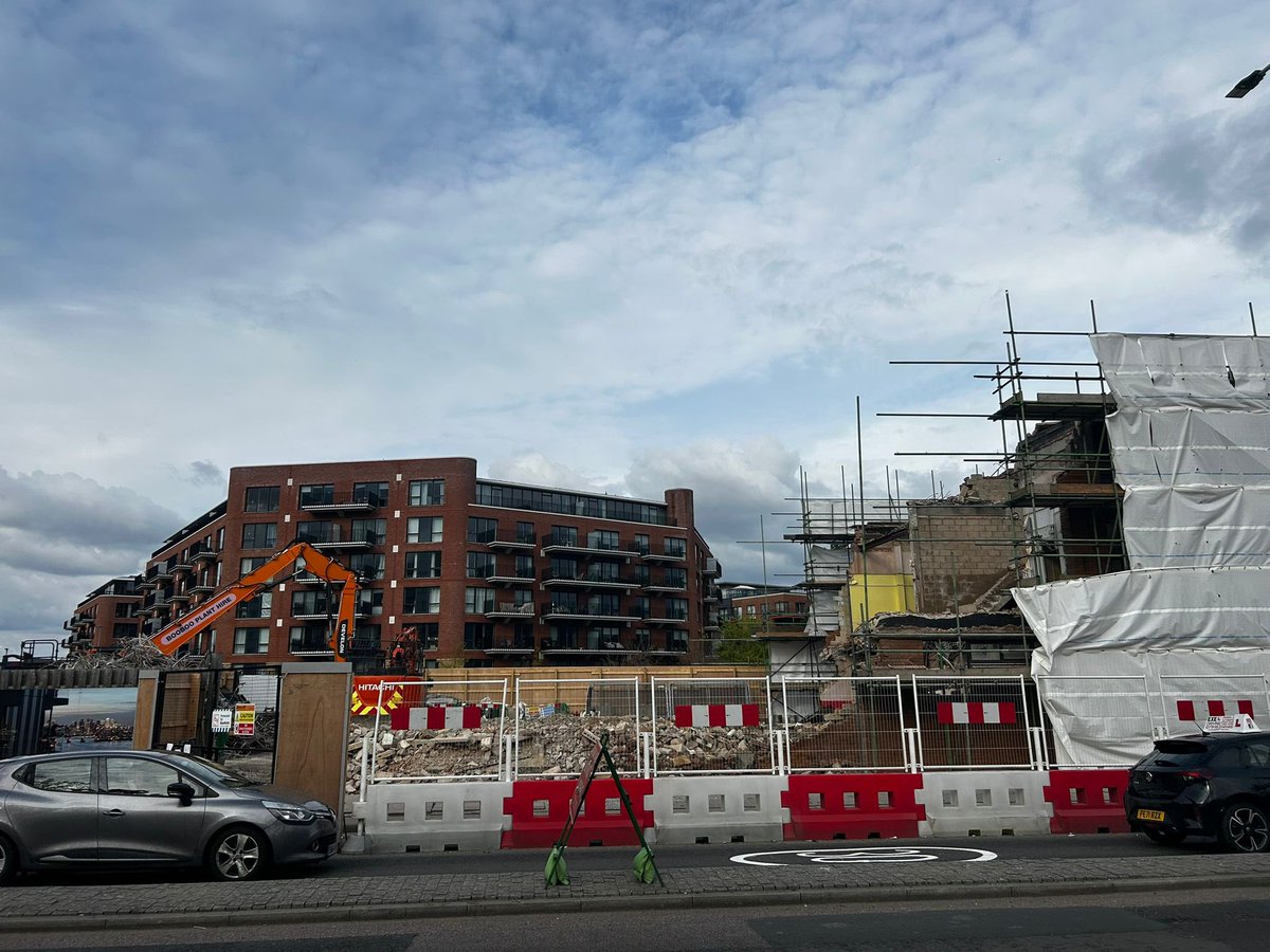 The old Catholic Club… being demolished. New beginnings and all that.

#Woolwich #WoolwichArsenal #RoyalArsenal #WoolwichArsenalRiverside #WoolwichRiverside #RoyalArsenalRiverside #Crossrail #ElizabethLine