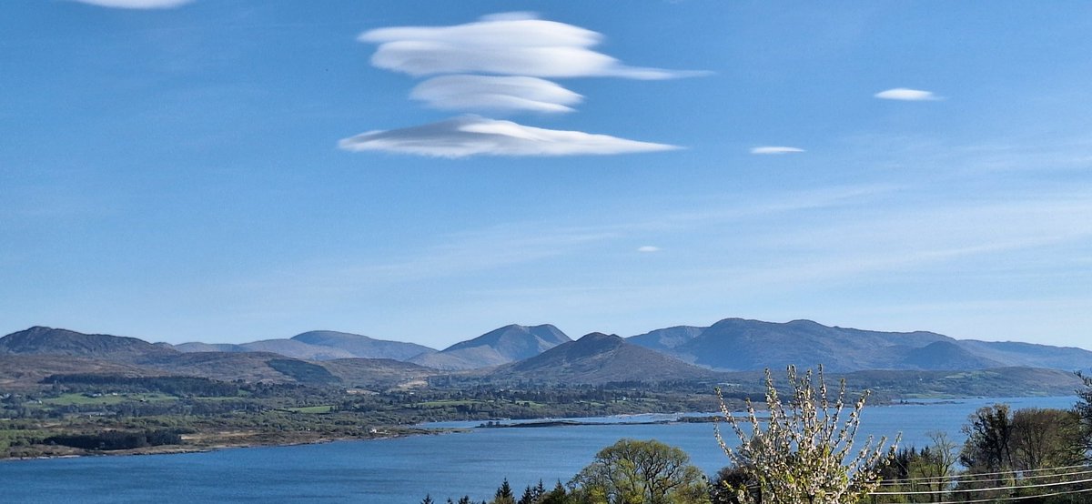 Valhalla_BnB's tweet photo. Beautiful lenticular clouds over the Beara Peninsula this evening https://t.co/XWGCm0DZzs