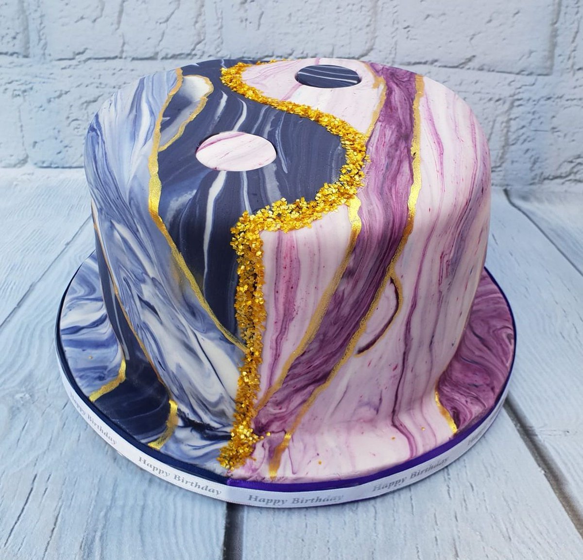 This stunning Ying and Yang cake was made as a birthday present for a couple who share the same birthday. 🎂🎉 Made with our Madeira Cake Mix. Thank you customer Karen for sharing!