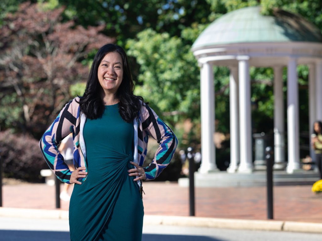 Carolina faculty member Angel Hsu leads the @datadrivenlab here on Chapel Hill's campus, but tracks global data and inspires students to be a part of international discussions. Read more about Hsu's work at the @UNC_Global website. go.unc.edu/GlobalHeelAnge… #EarthDay #GlobalHeel