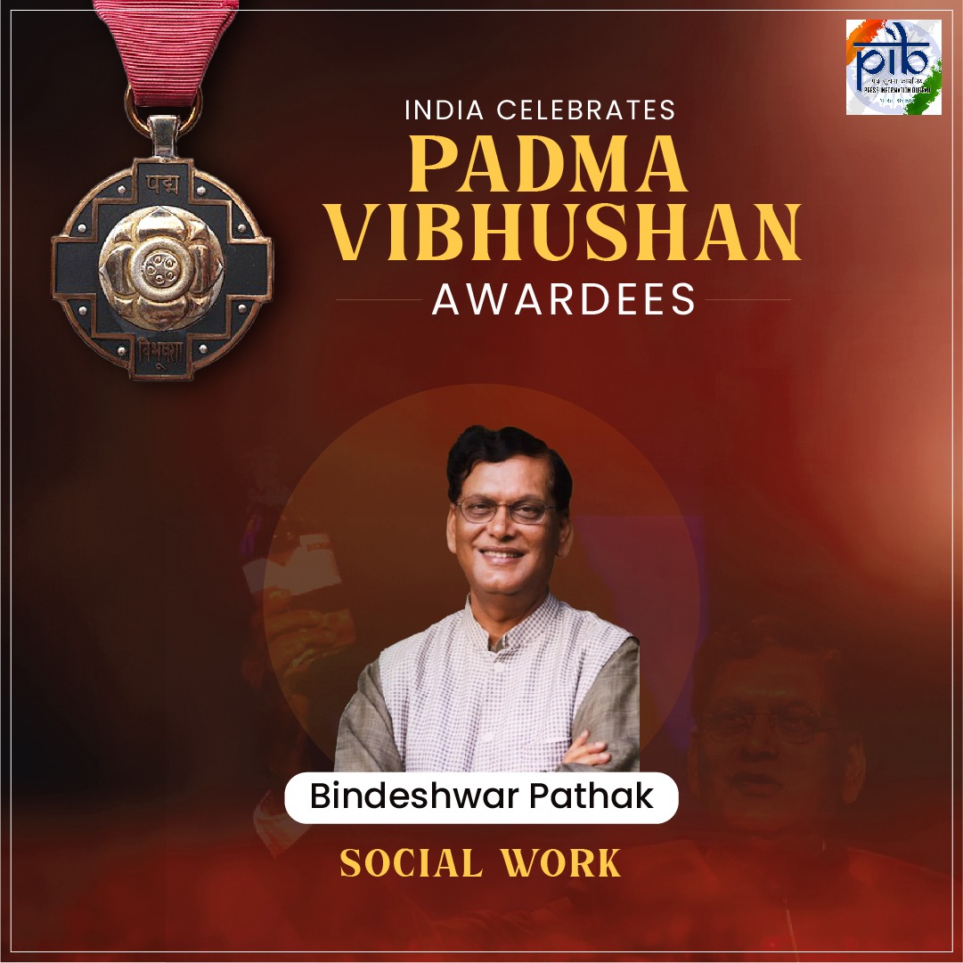 Dr. Bindeshwar Pathak (Posthumous) receives Padma Vibhushan from President Droupadi Murmu. He was the 'Founder of Sulabh International, Sanitation worldwide - pioneered 'Sulabh Shauchalaya’, worked for the emancipation of manual scavengers #PeoplesPadma #PadmaAwards2024