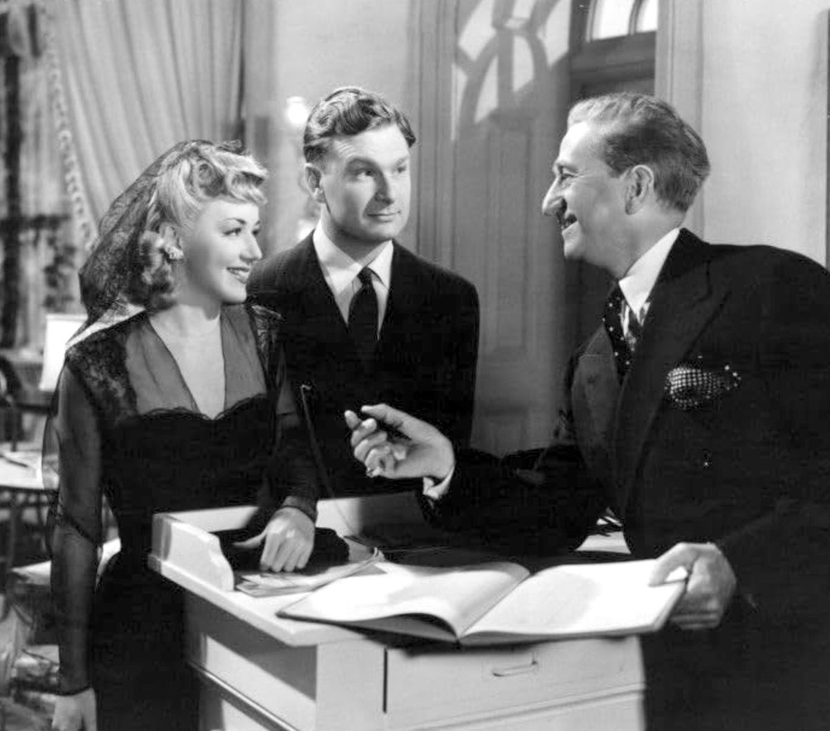 Anne Shirley, Eddie Albert, Olin Howland “LADY BODYGUARD” (1943) dir. William Clemens

🎬 #ParamountPictures