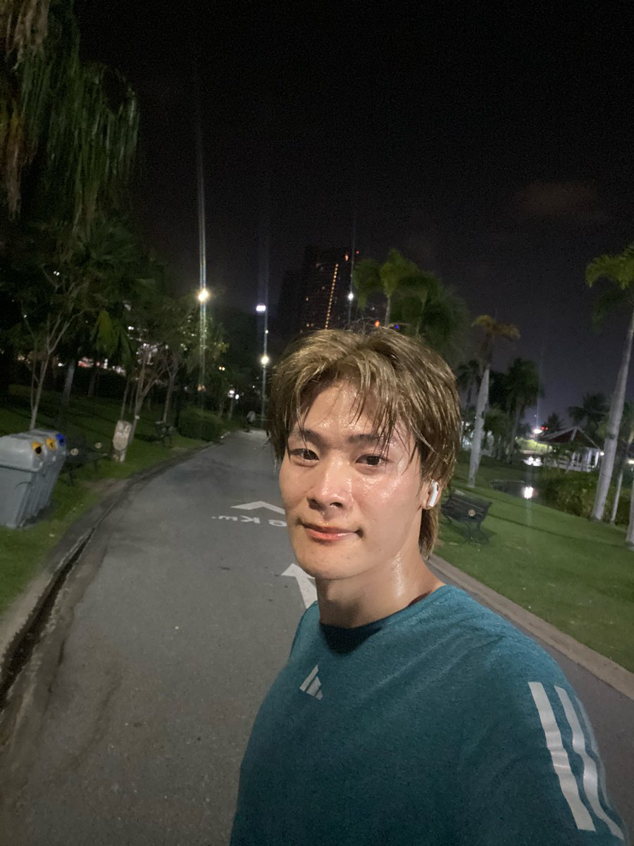 dostee_'s tweet photo. ชื่อดอส พนง office ชอบออกกำลังกาย ช��บวิ่ง หน้านิ่ง หน้าไม่จอย คือหน้าปกติ แก่แล้ว ชอบนอนเฉย ๆ MBTI: INFP ลองแกล้ง ๆ เล่นดู หาเพื่อนวิ่ง ตีแบด เล่นบอร์ดเกมก็ได้ 🤣 https://t.co/VAnld2gz1T