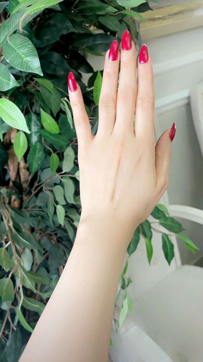 Mara nail colour kasa lag raha hai tell me friends?
