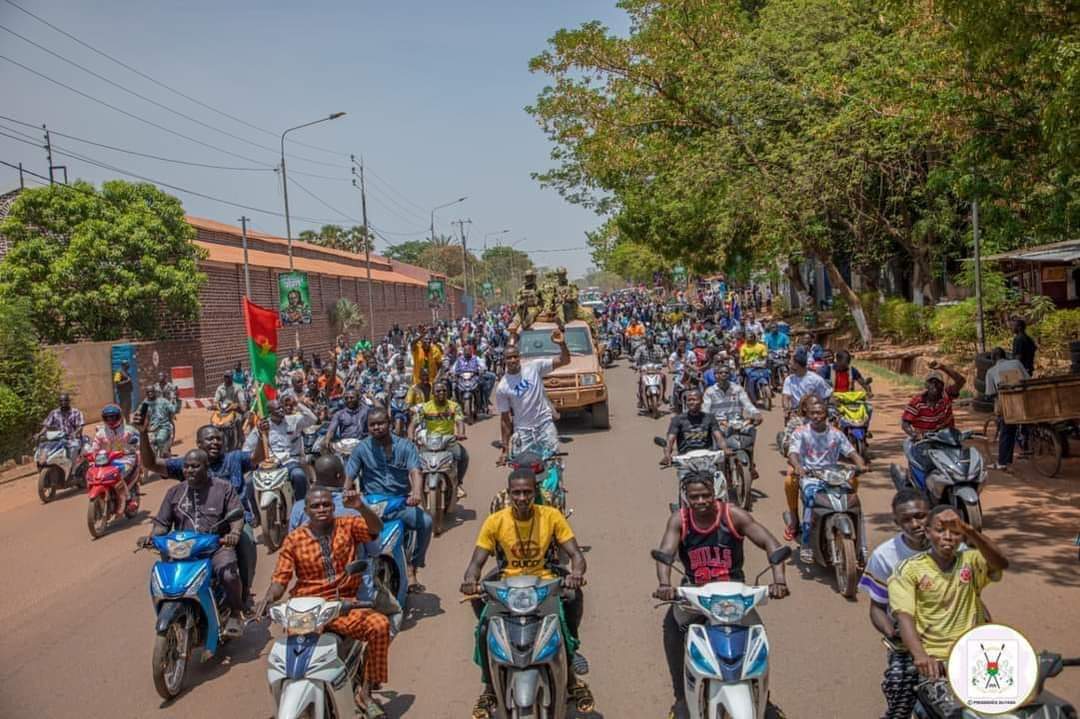 #BurkinaFaso Le @CapitaineIb226 est arrivé ce lundi 22 avril 2024, en début d’après-midi, dans la ville de Sya où il présidera la cérémonie d’ouverture de la 21e édition de la Semaine nationale de la Culture (SNC)…