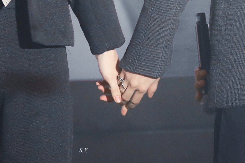 Tooktahappygirl's tweet photo. เชื่อว่าทุกคนที่ไบร์ทจับมือ เป็น1ในคนที่มีค่ากับไบร์ทเสมอ ต่างฐานะ ต่างวาระ ต่างรูปแบบความรู้สึก แต่ล้วนรัก จริงใจ พร้อมปกป้อง มือที่กุมไว้สร้างความอบอุ่นแก่คนที่ถูกจับตลอดมาและตลอดไป 🤍
#bbrightvc @bbrightvc https://t.co/G4LHJhR3em