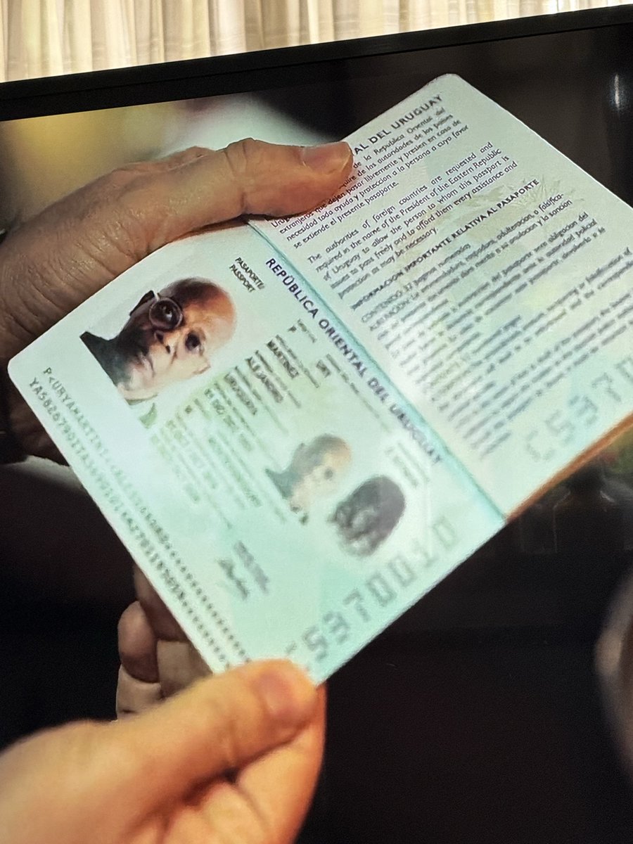 Película con Samuel L Jackson …. Alerta de spoiler Somos famosos por los pasaportes … 😳😳😳😳
