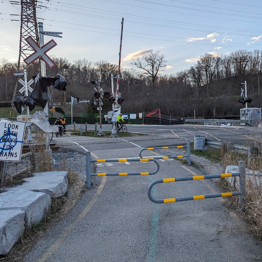 Looks like the metal gates on Pottery Rd near Bayview might be removed soon? These are hazards to people using the path and barriers to cargo bikes, recumbent bikes, etc.

Not 100% sure but seems like smaller signals & gates are being installed over the trail #BikeTO #WalkTO