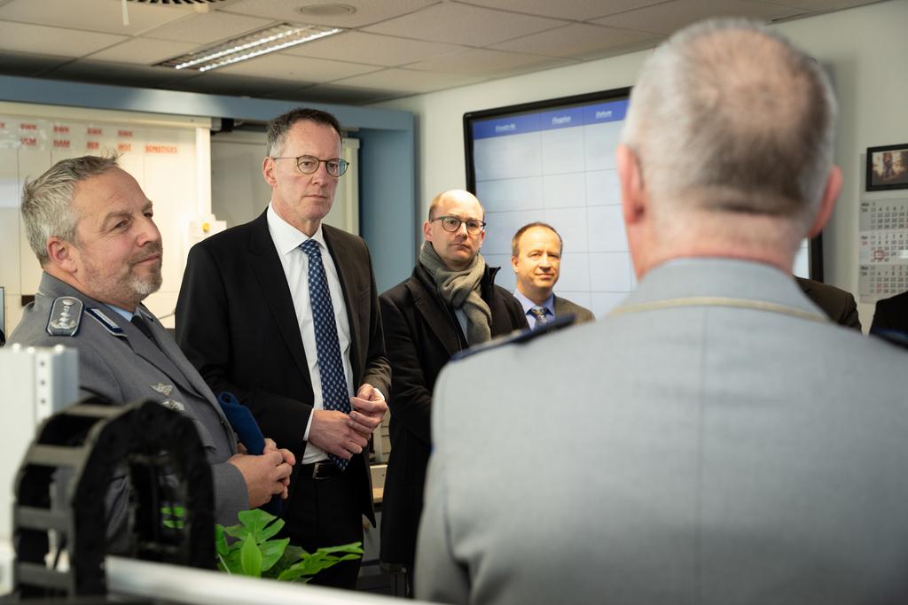 Heute besuchte der Innenminister von Rheinland-Pfalz, Michael #Ebling, das Kommando #Sanitätsdienst in #Koblenz. Themen waren u.a. die sanitätsdienstliche Unterstützung der Bundeswehr in einem Katastrophenfall sowie die Möglichkeiten zur Zivil-Militärischen Zusammenarbeit #ZMZ.