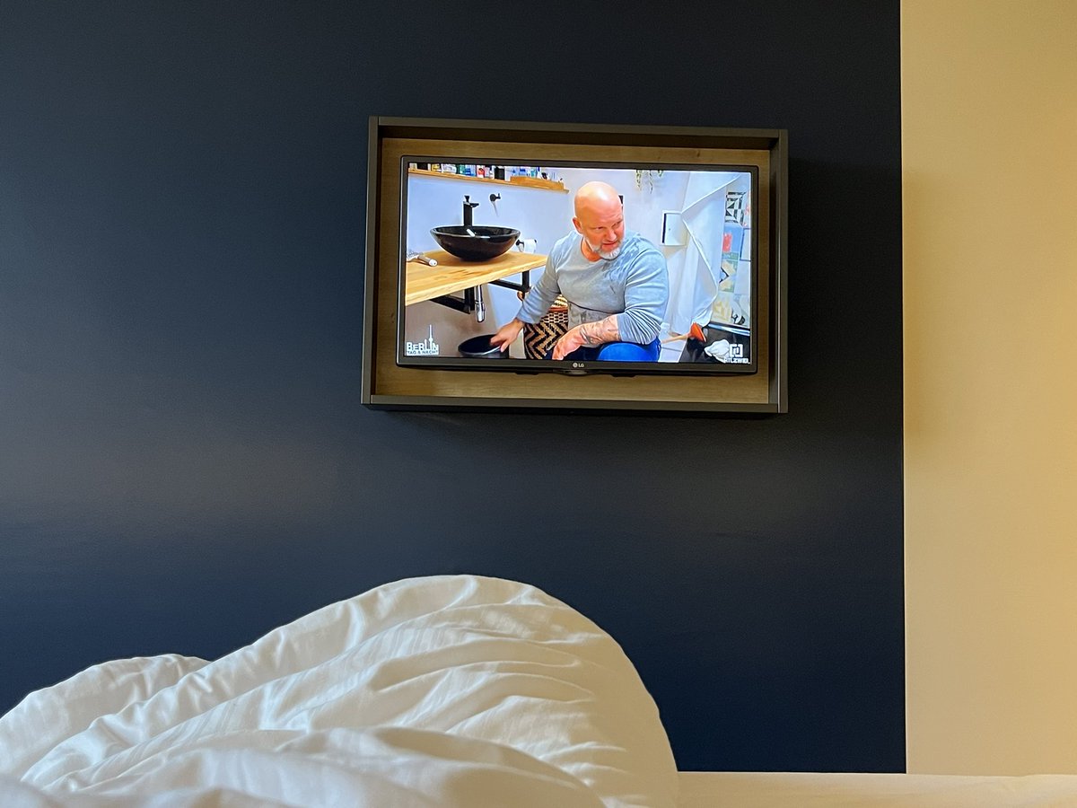 Ich bin im Hotel und wollte nach nem 7 Stunden Versicherungsseminar mein Gehirn ausschalten.

Bin 10 Minuten in Berlin Tag u. Nacht. Was ist das für ne kranke scheiße? Ich check den Plot nicht