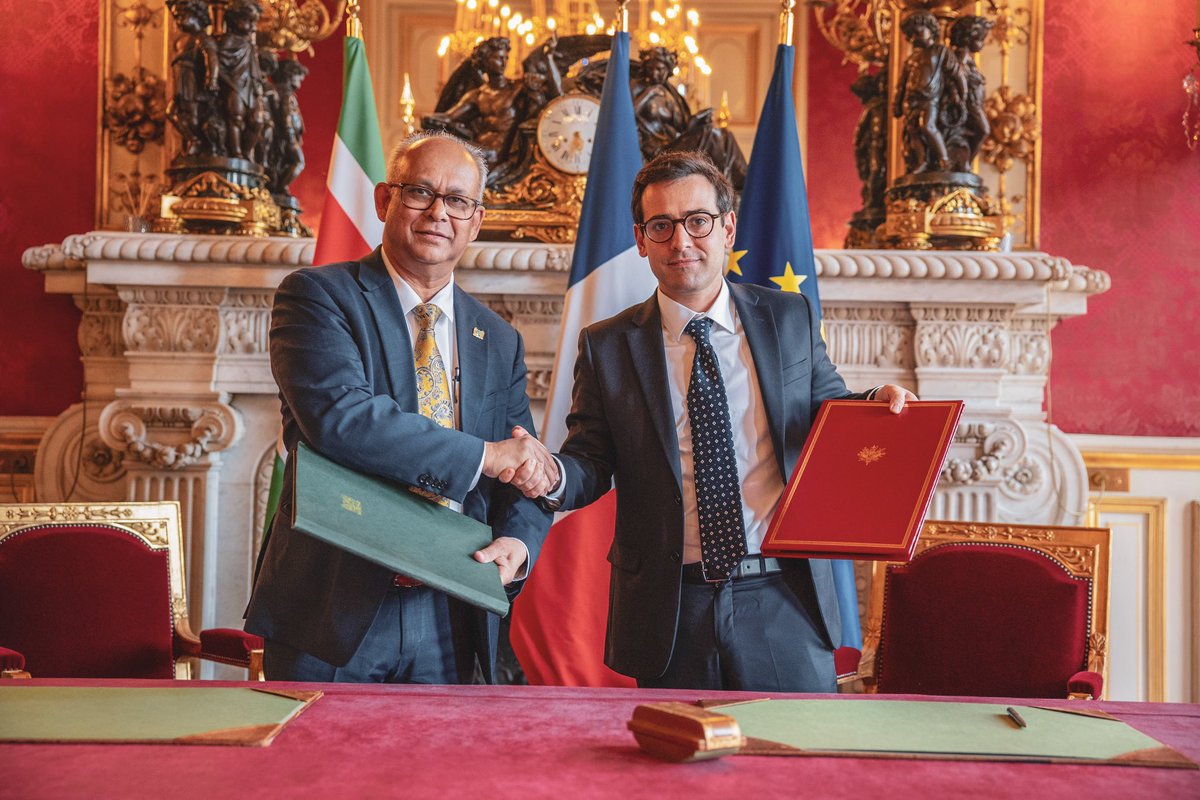 Avec mon homologue du Suriname, Albert Ramdin. 🇫🇷🇸🇷 Nous renforçons nos liens avec un pays frontalier : migrations, stabilité et sécurité du plateau des Guyanes. ✅ Une action facilitée par l’accord signé aujourd’hui autour de la coopération territoriale et régionale.