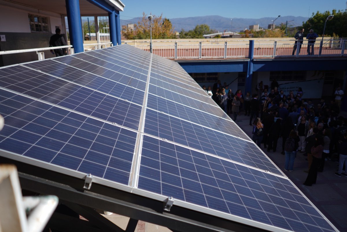 Mendoza tiene la primera escuela con paneles solares en su patio. Se trata del colegio Mario Pérez Elizalde de Godoy Cruz, un proyecto innovador que cuenta con 33 paneles que permitirán que la institución se autoabastezca con energías limpias. Estos paneles no solo proveerán…
