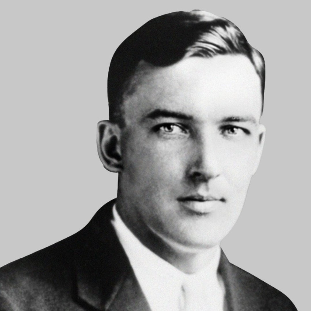 The #FBI remembers Special Agent W. Carter Baum, who was shot #OTD in 1934 by Lester Gillis (aka Baby Face Nelson). Gillis ultimately died during a gunfight with FBI agents on November 27, 1934, during which two more agents died. #WallofHonor ow.ly/yBts50Rlh7L